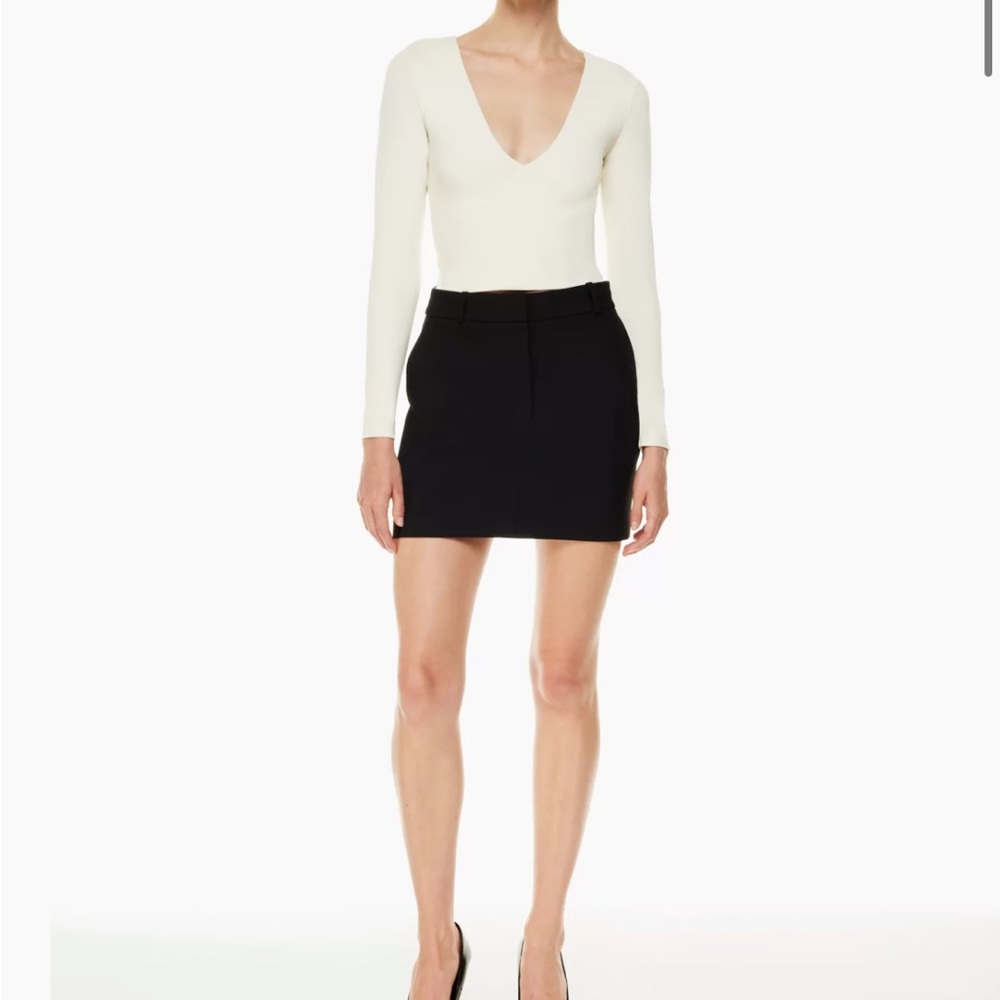 Aritzia Babaton color birch Contour V-Neck Longsleeve 2130 - Picture 6 of 7